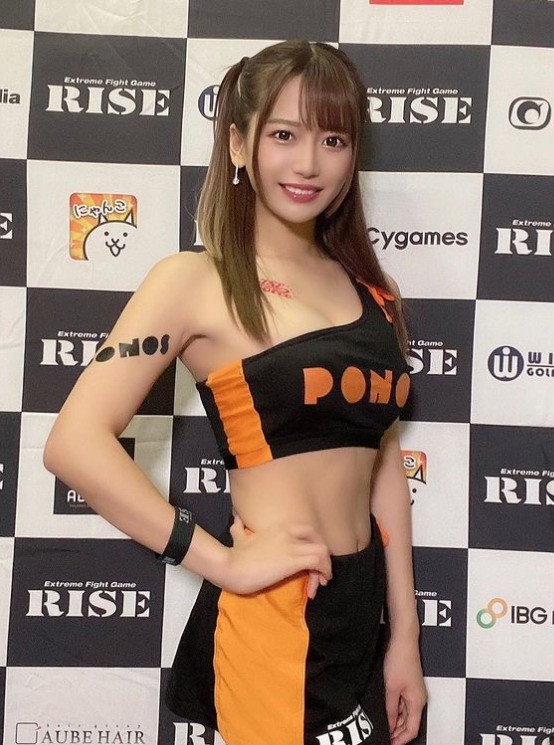 日本模特桜りん福利圖賞 格斗場(chǎng)上美艷舉牌女郎
